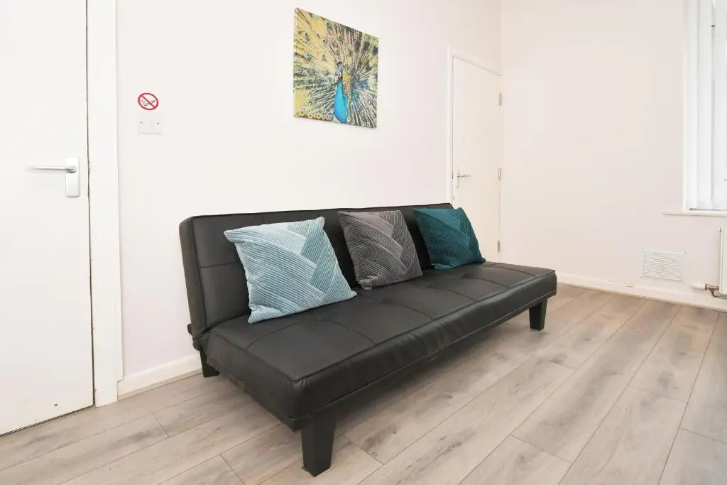 Wistaston House by YourStays 5 Bedroom House with TV in each room