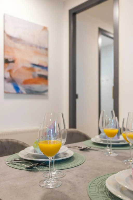 COZY and ELEGANT apartment, 3 premium bedroom with FREE private parking