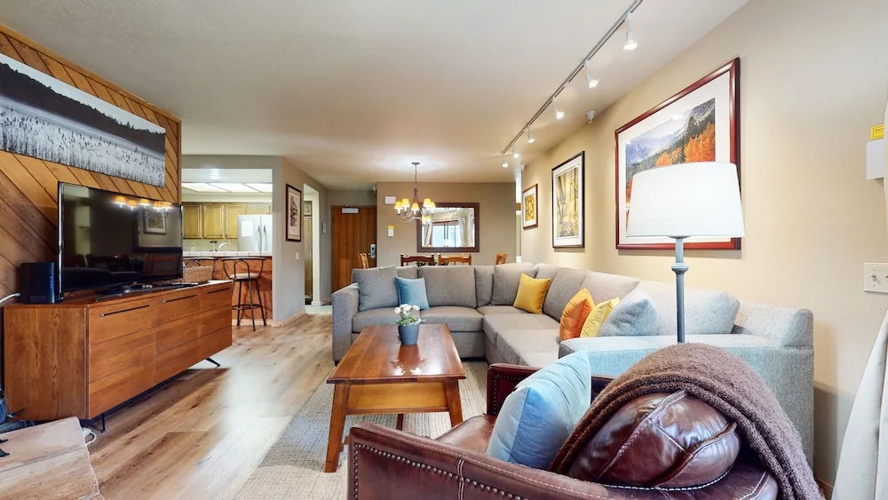 Inviting Mountain Retreat Steps From Ski Lifts!