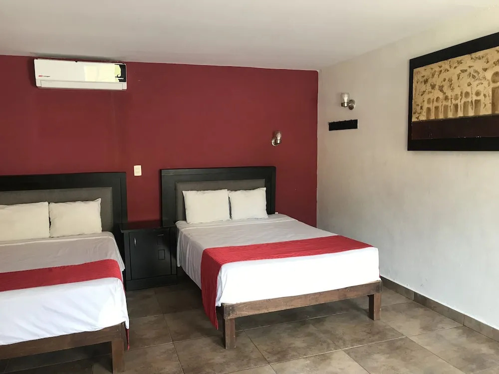 Hotel Montroi City