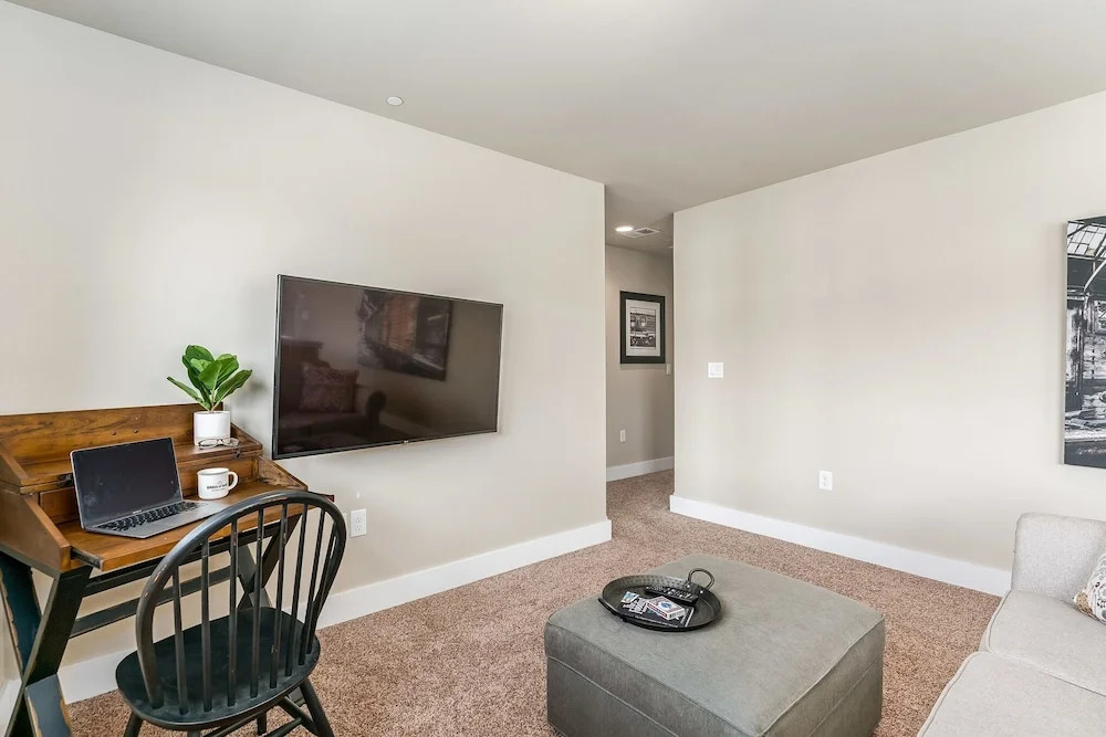 Spacious Home Near River – King Bd, Patio & Garage