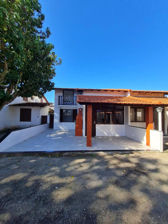 Lindissima Casa de Praia com Churrasqueira, 3 Qts-2Suites- 3 banheiros- Praia do Peró- Cabo Frio, Ótima localização com sala de jogos,Qdra de esportes, Parquinho para Crianças, Uma Qdra da Praia