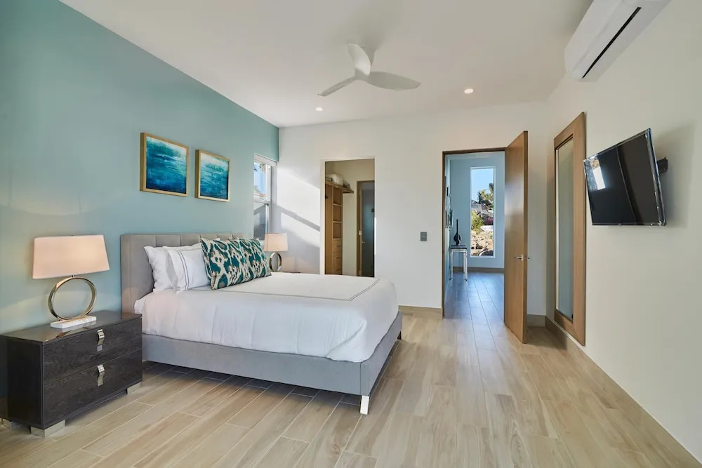 Luxurious Oceanfront Living, Minutes From Downtown: Villa Land's End