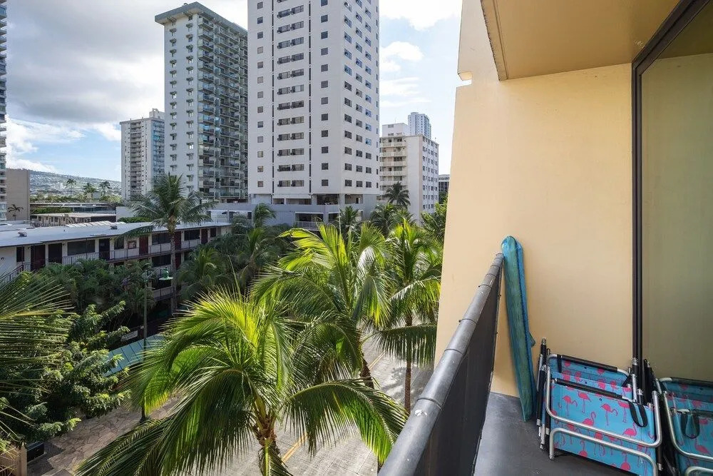 Gorgeous One Bedroom Bamboo Blocks From the Beach by Redawning