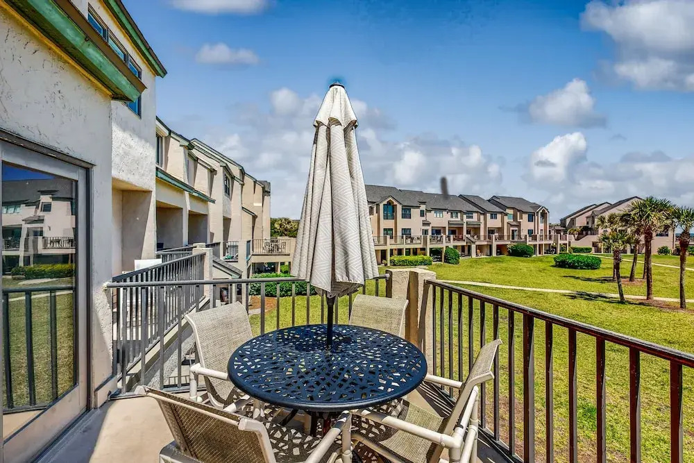 Lovely oceanfront townhouse in Summer Beach Village w/Shared Pool, Central AC
