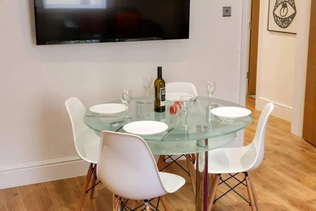 Stylish 2 bed 2 bath *Close To Beach and Centre with parking*