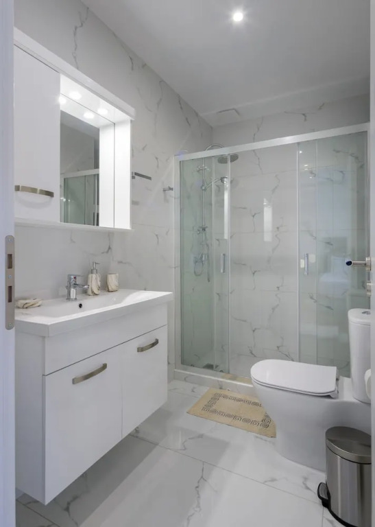 Lush Emerald apt in the heart of Athens