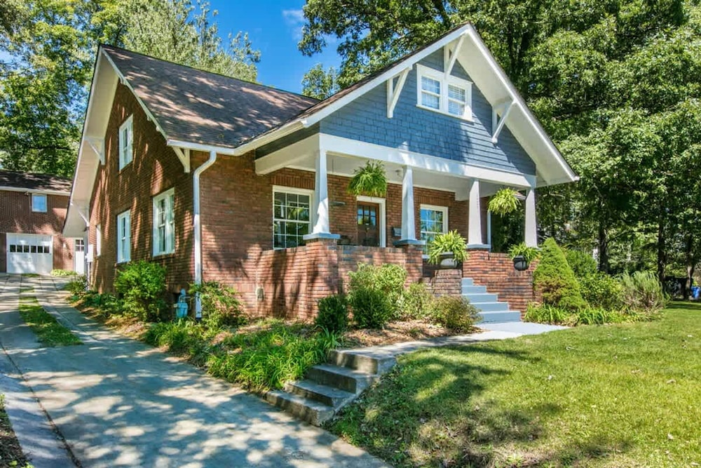 Roomy 5BR Bungalow w Backyard Close to Downtown