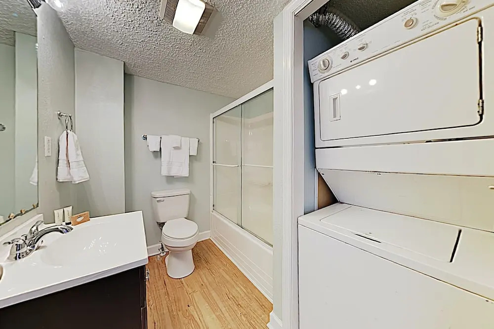 New Listing! Downtown : Walk To Beach & Bay 2 Bedroom Condo