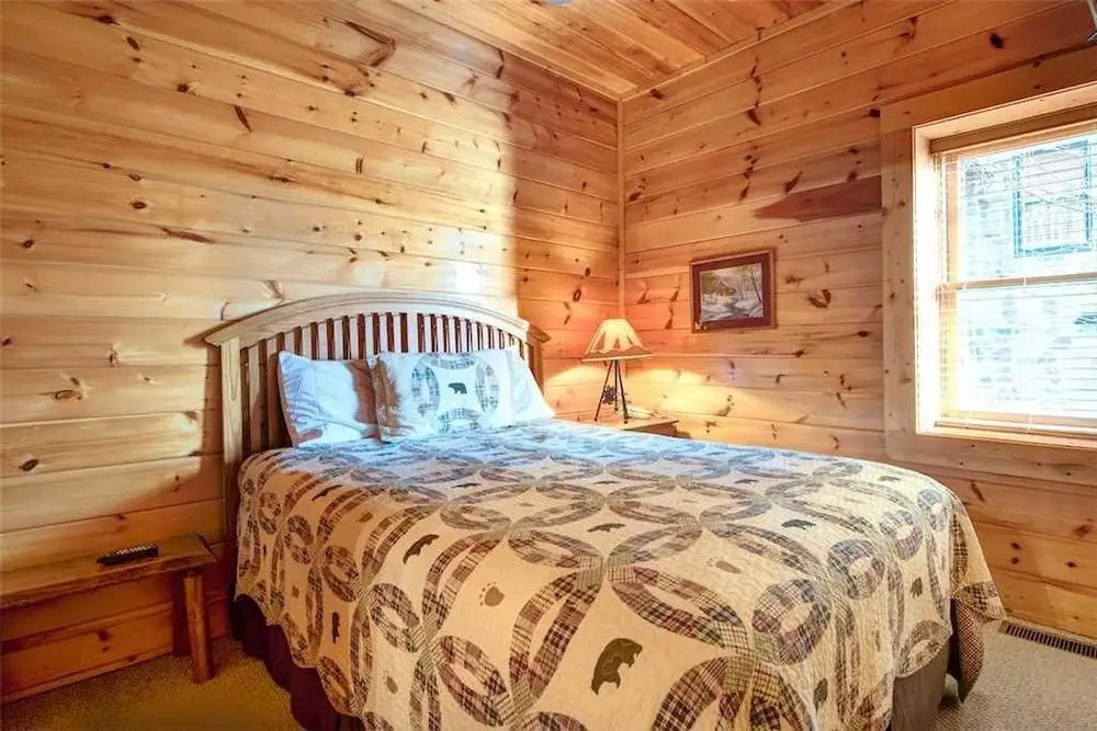 Mountain Paws Retreat 5 Bedroom Home with Hot Tub