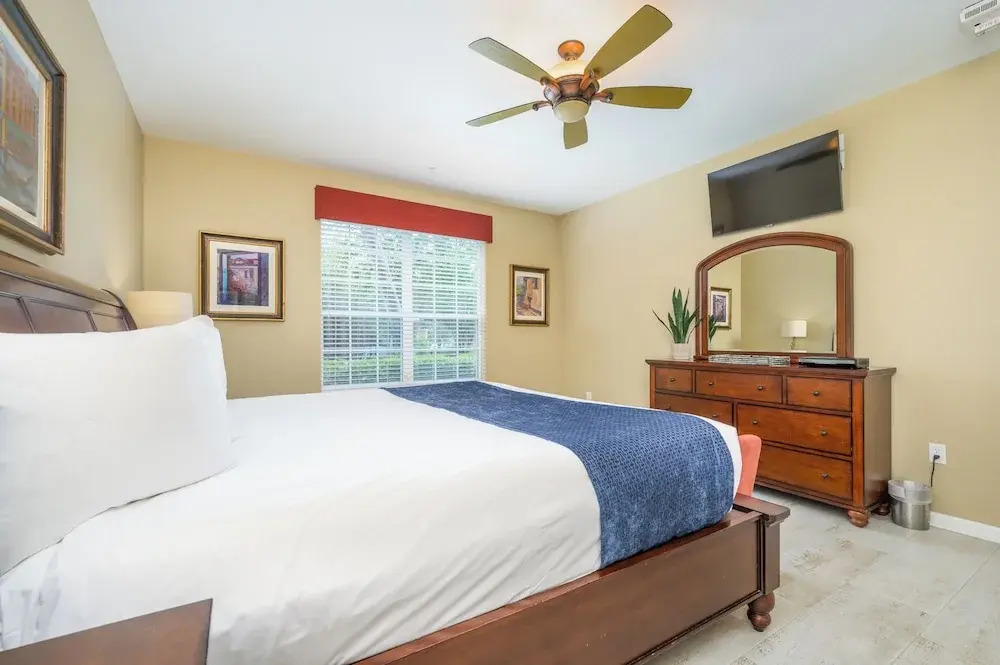 Epic Universe Premium Lake View Condo, Vista Cay - 1007