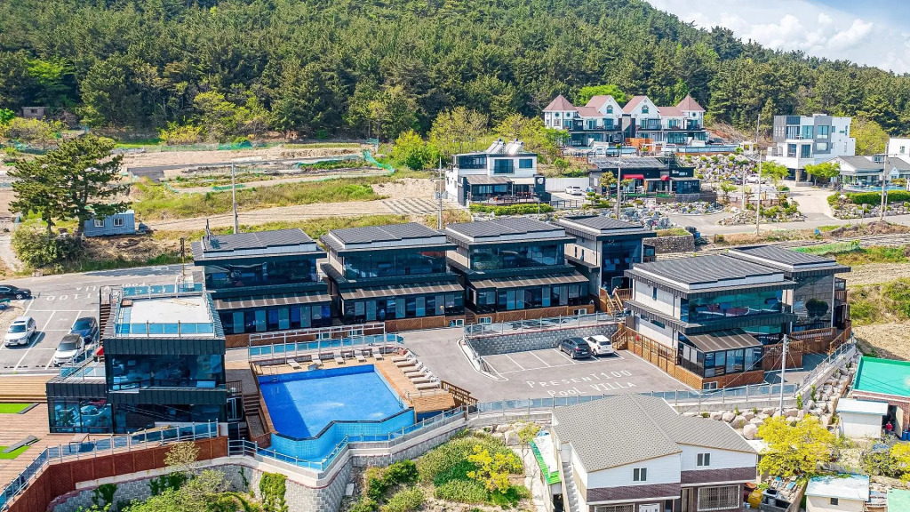 Present Poolvilla