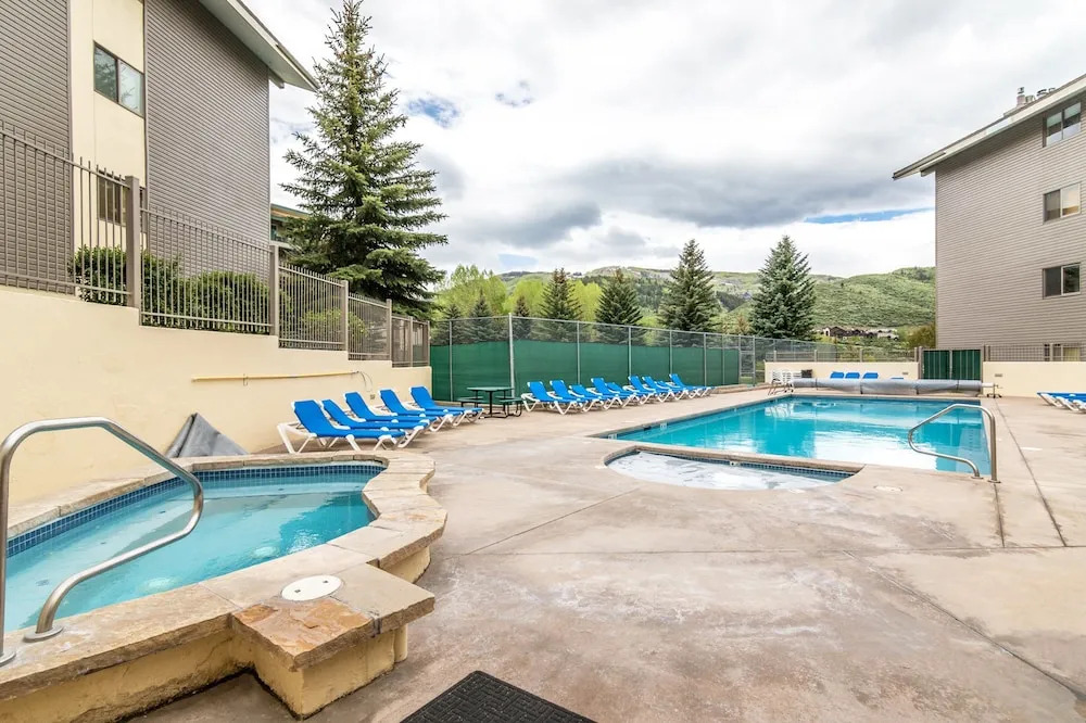 288 W Beaver Creek Blvd Condo Unit H1 - 2 Br condo by RedAwning