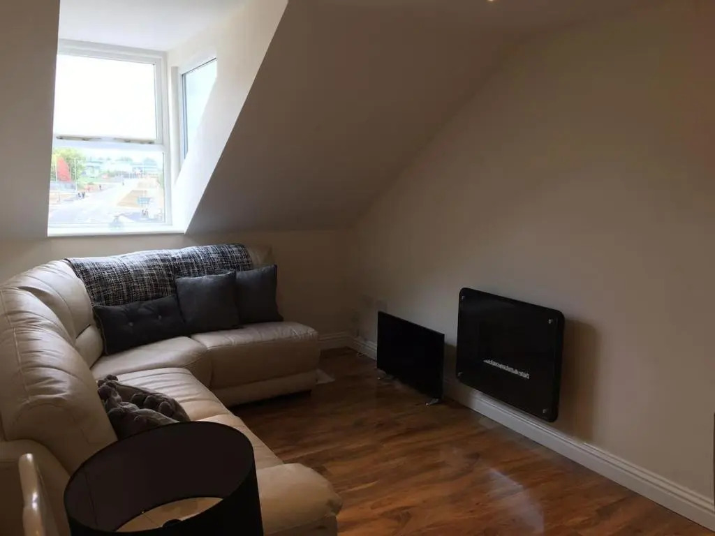 Apartment 4 - striking, 2 bedroom luxury apartment - close to town, mainline rail & theatre