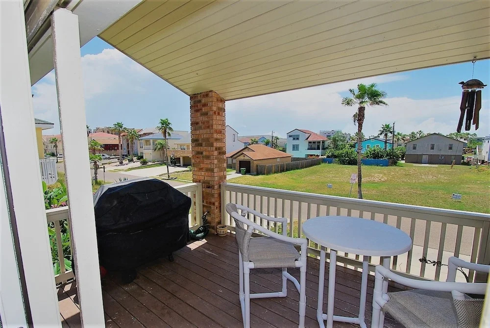 112 E. Cora Lee Townhouse 3 Bedrooms 3 Bathrooms Townhouse