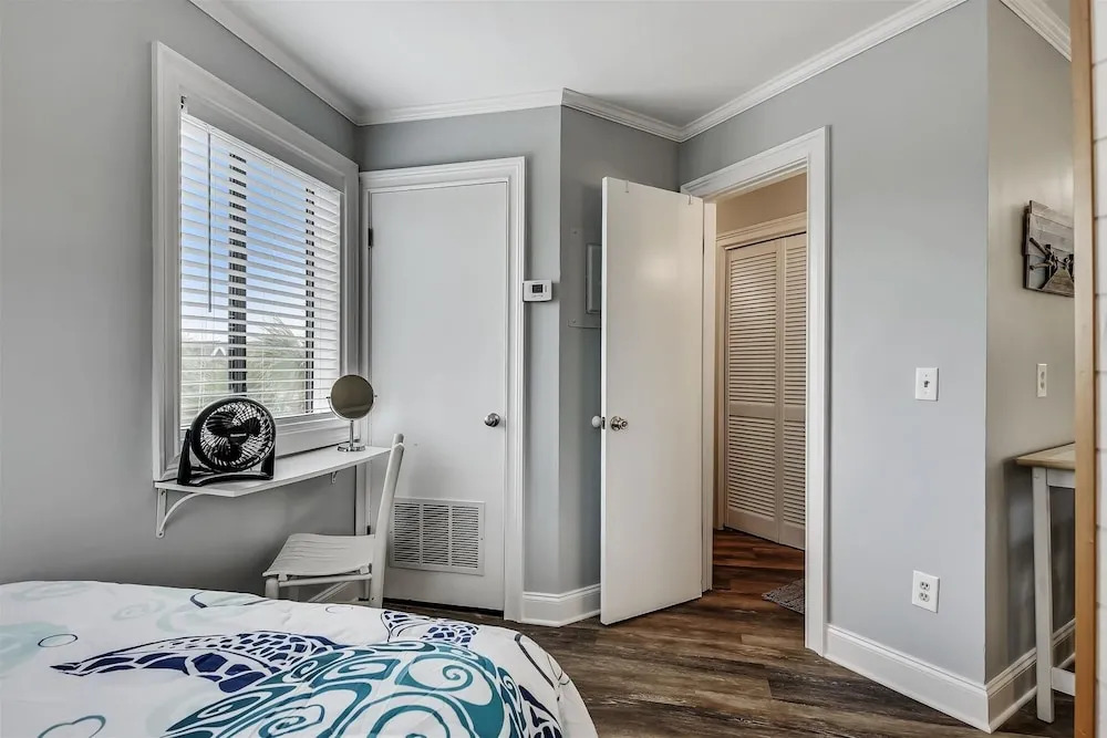 Cozy Holiday Hideaway, Sleeps 4! Steps To The Beach! Renovated 2021 Condo by RedAwning