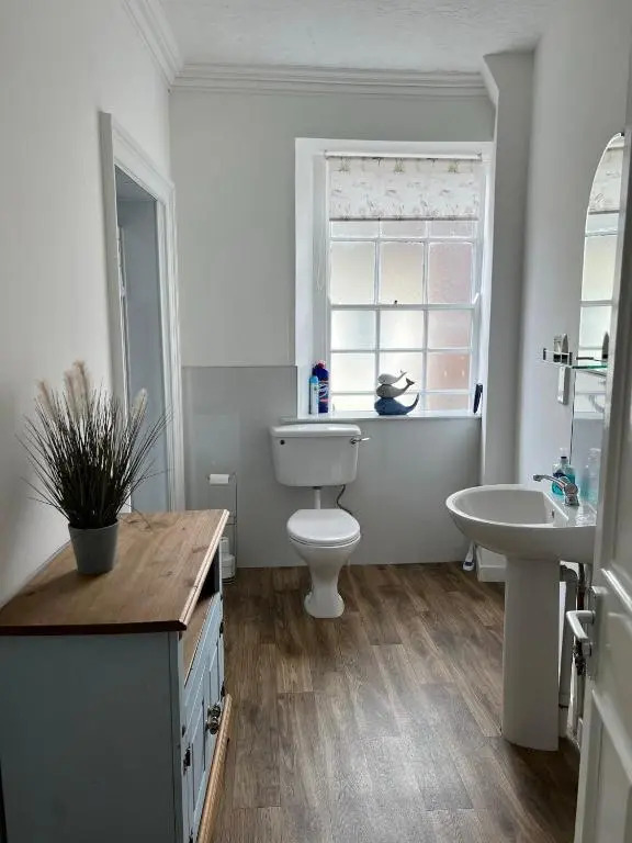 Stylish 2nd Floor Georgian 1 Bedroom Apartment