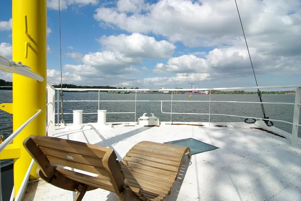 Magnificent houseboat with a stunning view