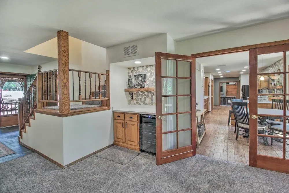 Screened Porch, Fenced Yard: Lakeside Retreat!