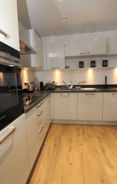 Luxury 2BR Modern Flat for 6 Near Holyrood Park