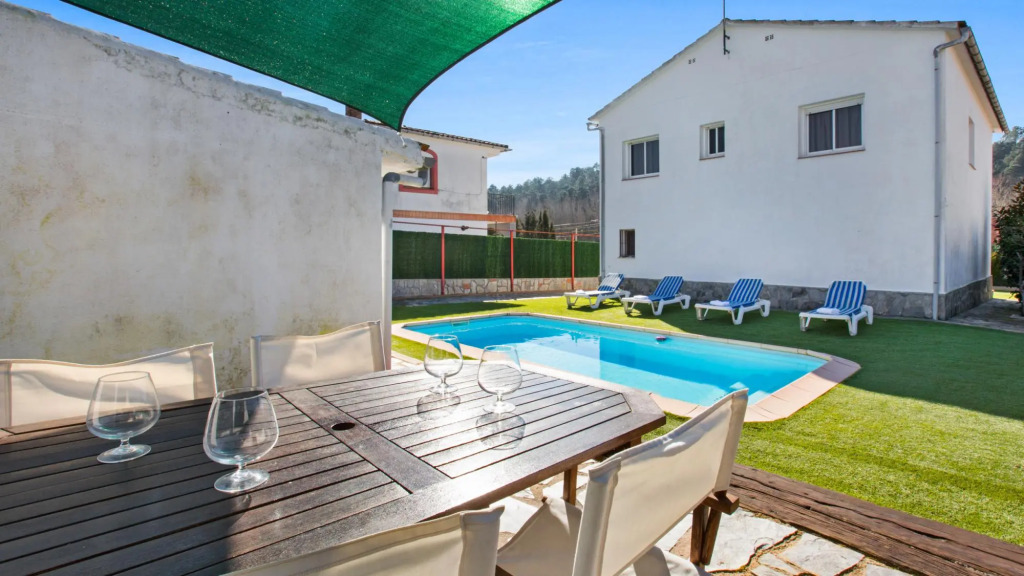 Ona in Vidreres with 3 bedrooms and 2 bathrooms