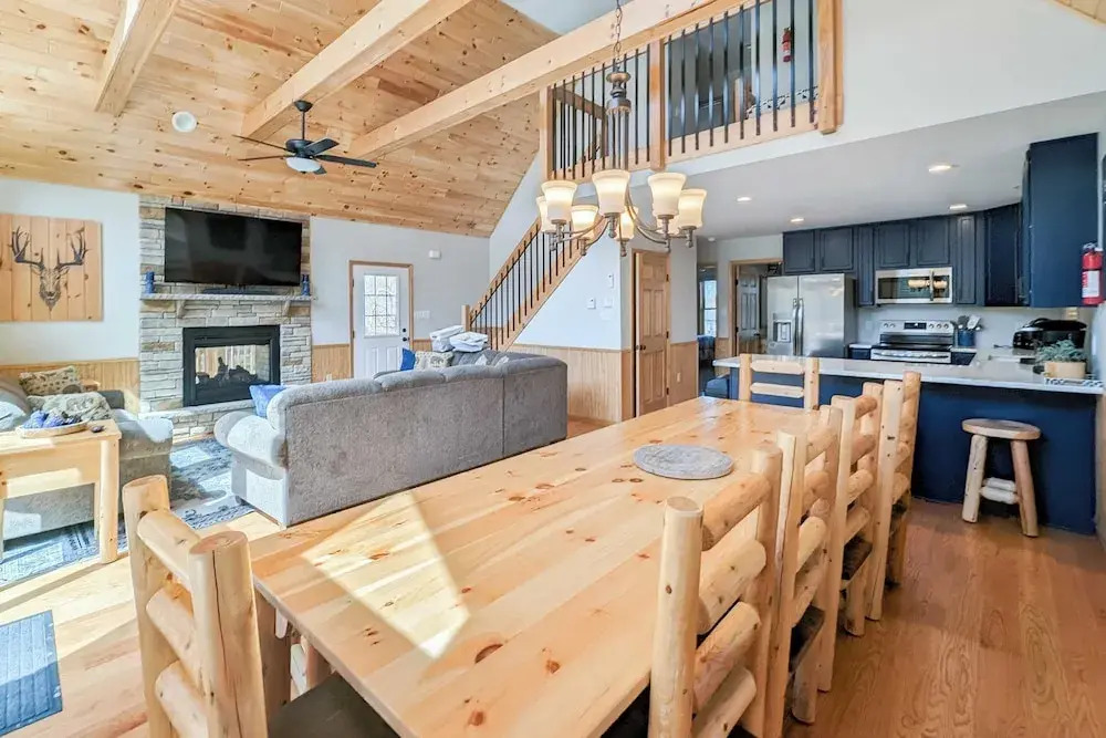 Bluejay Getaway by Avantstay Private Lake Cabin Hot Tub + Game Room Walk to Lake