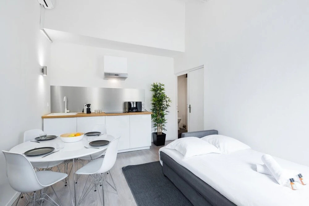Modern 1 Bedroom Apartment "rue de le Loge"!