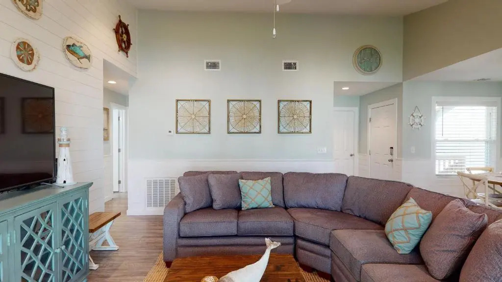 AH-C208 Newly Remodeled, 2nd Floor Condo with Nautical Theme, Great location in town
