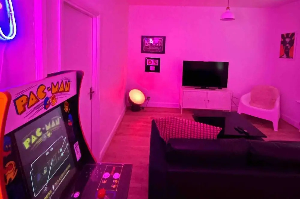 London Flat Next to Central Line Tube Station