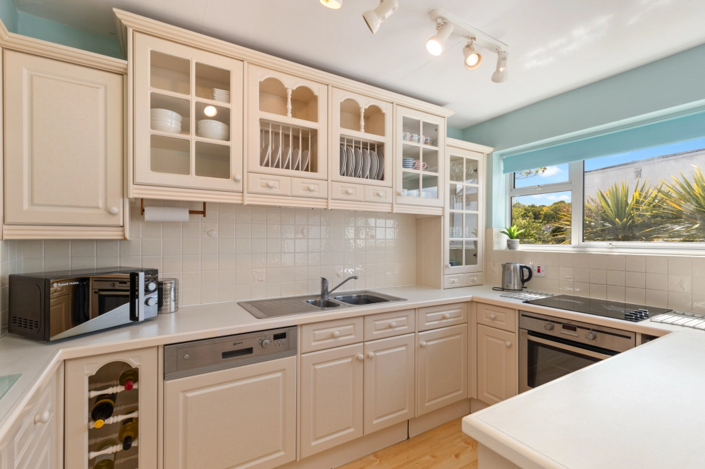 Cystanog Fach - Spectacular Sea Views, Balcony and Terrace, Parking