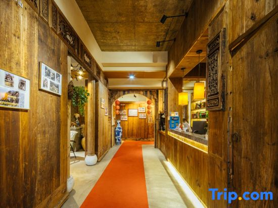 Jiuhuashan Yanqi Lake Bay Hotel
