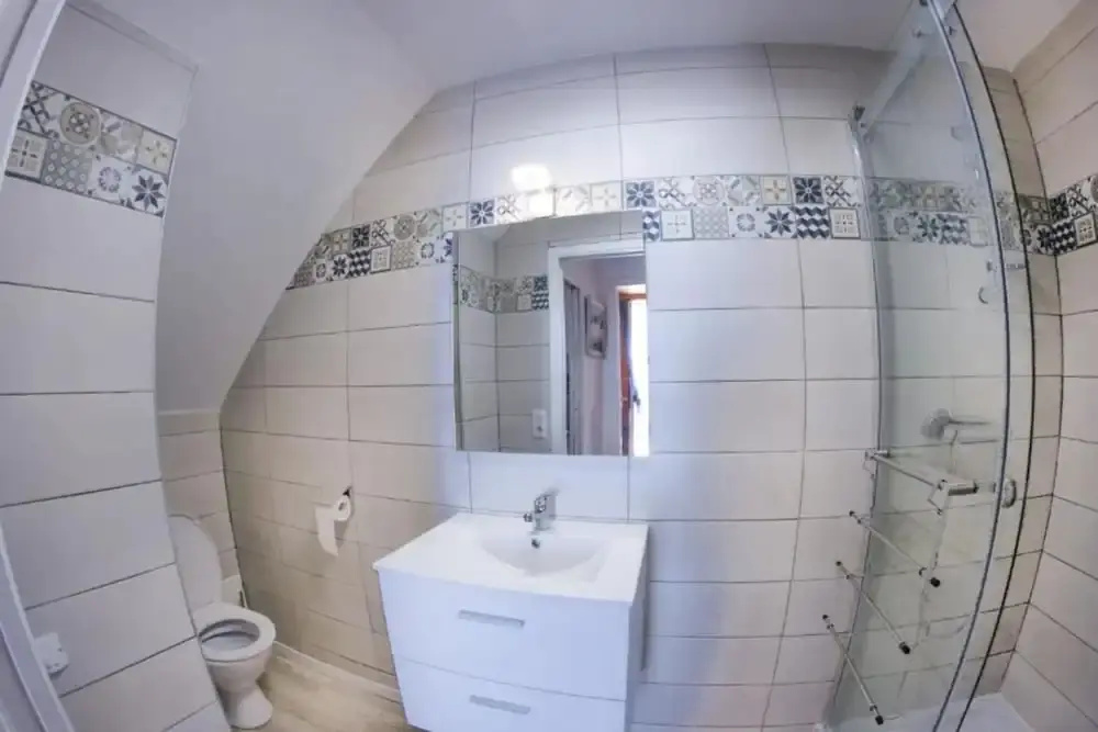 VILLA ILIXON - Appartements privés proche du centre de Luchon, parking, billard, jardin