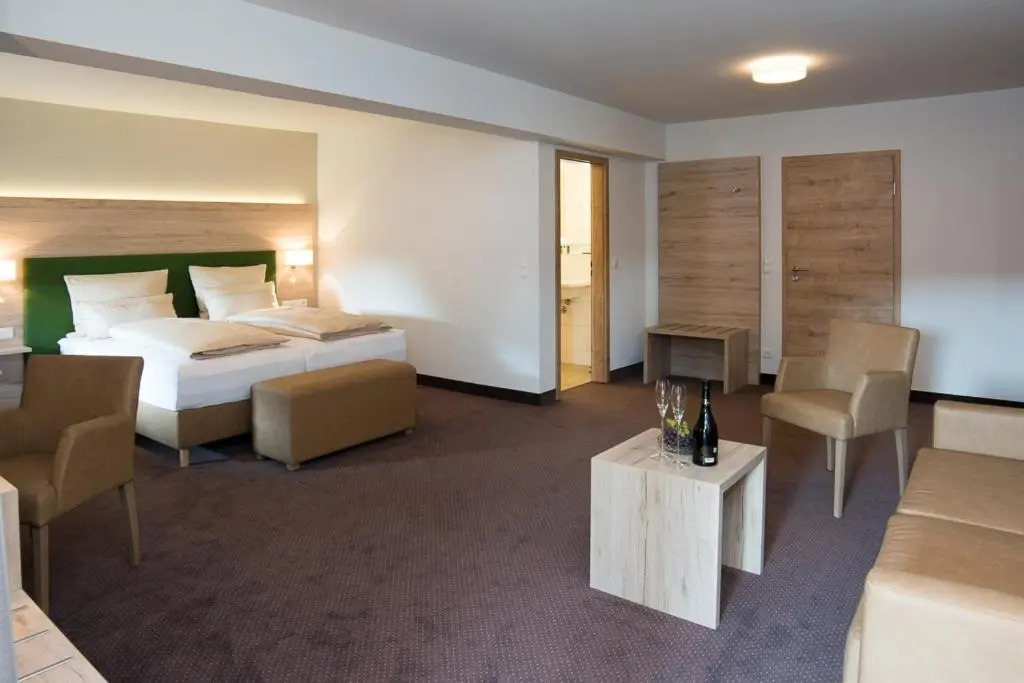 SPIEGLHOF apart