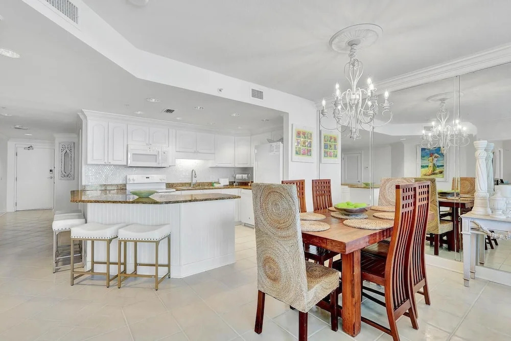 Beachfront Condo w/ View & Pool, Sleeps 8