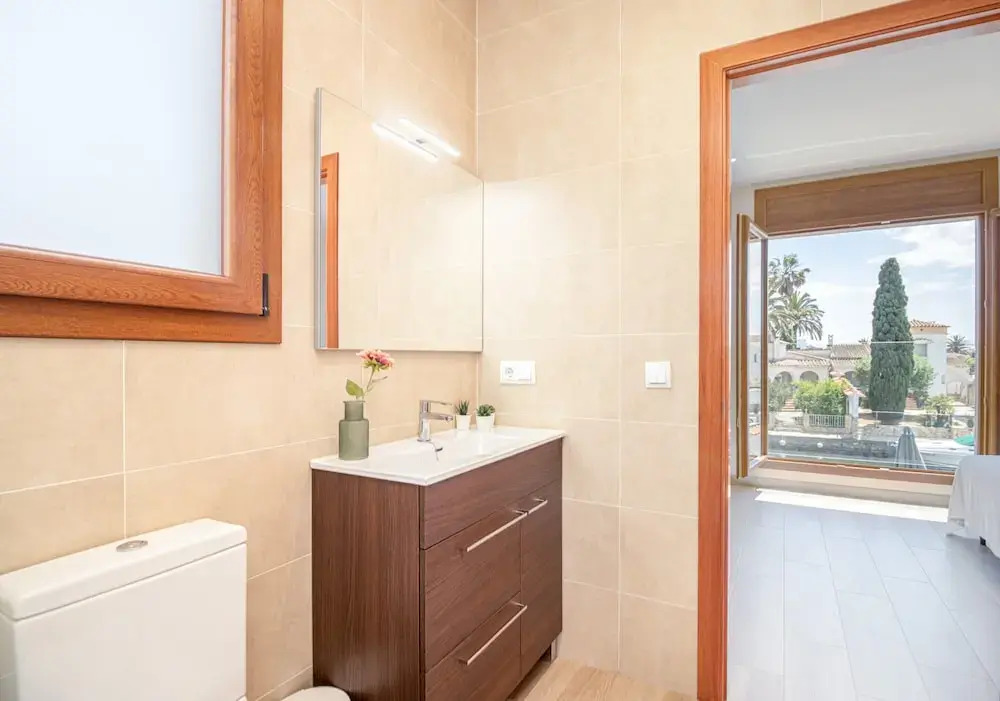 Villa in Empuriabrava With Pool & Boat Mooring
