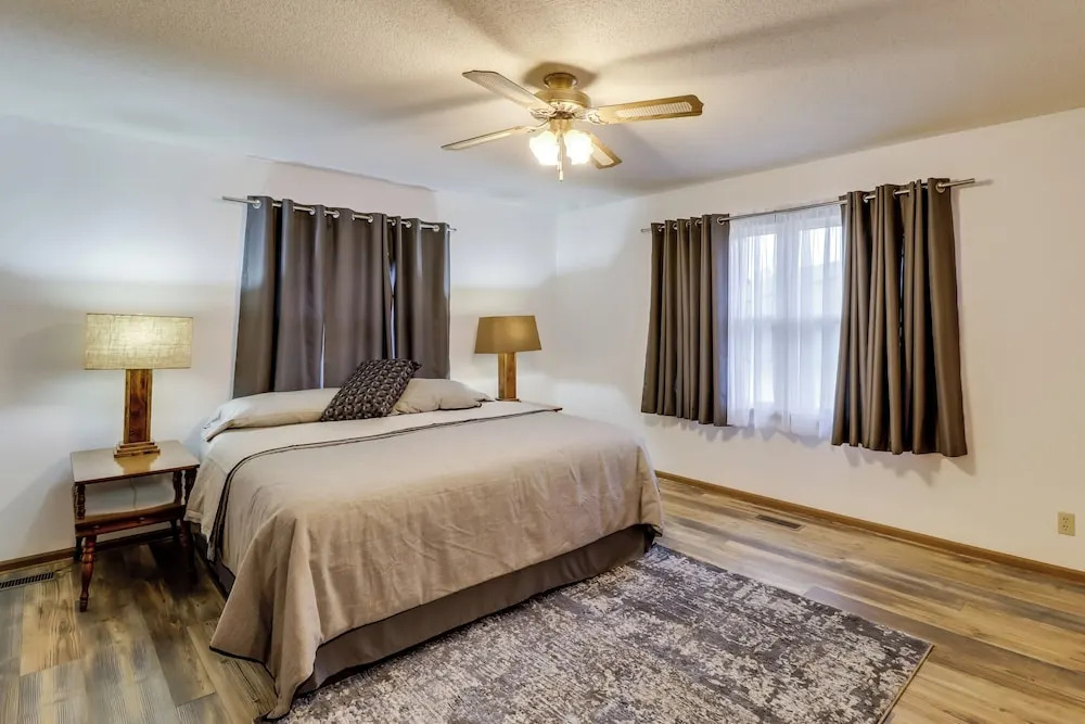 Henderson Home w/ Patio: 1 Mi to Norfork Lake