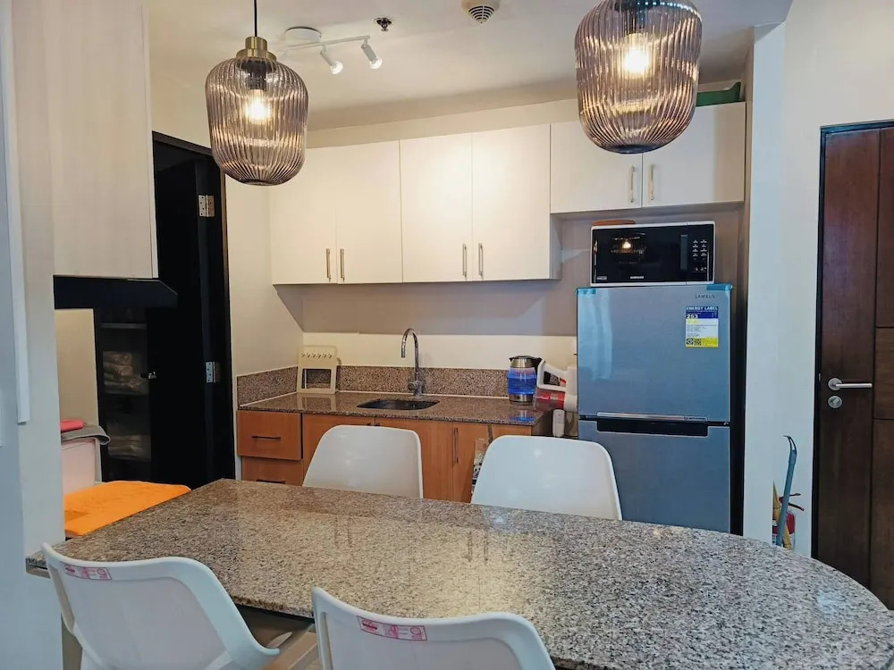 Modern & Spacious 2BR 68 sqm Condo in Manhattan Heights Pool View