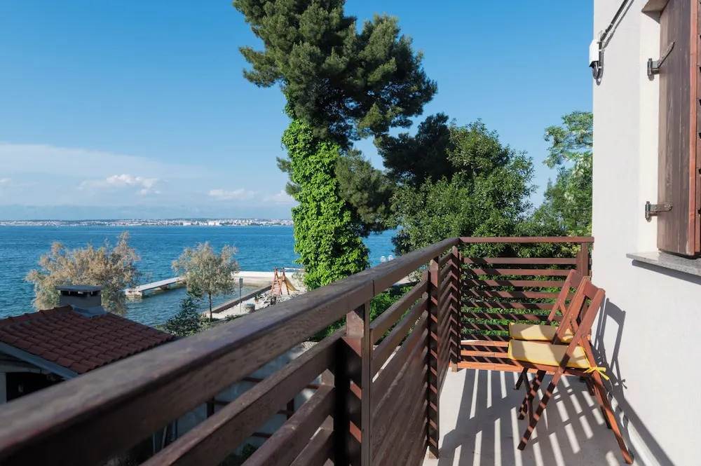 Seafront Spacious Apartment Spazzio