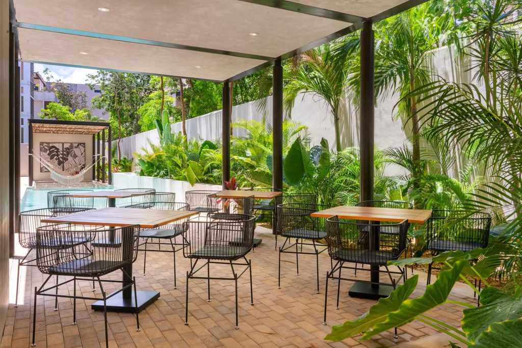 Studio wterrace, hammock, and pool access
