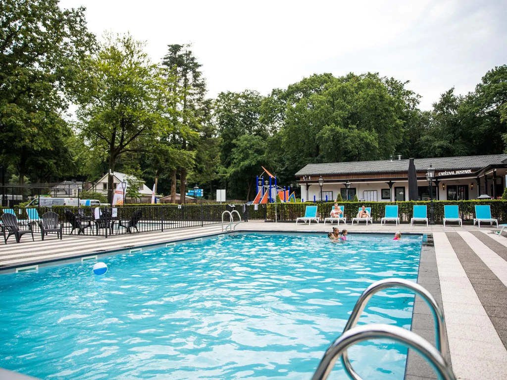 Well-kept chalet with microwave, in a holiday park in the middle of De Veluwe