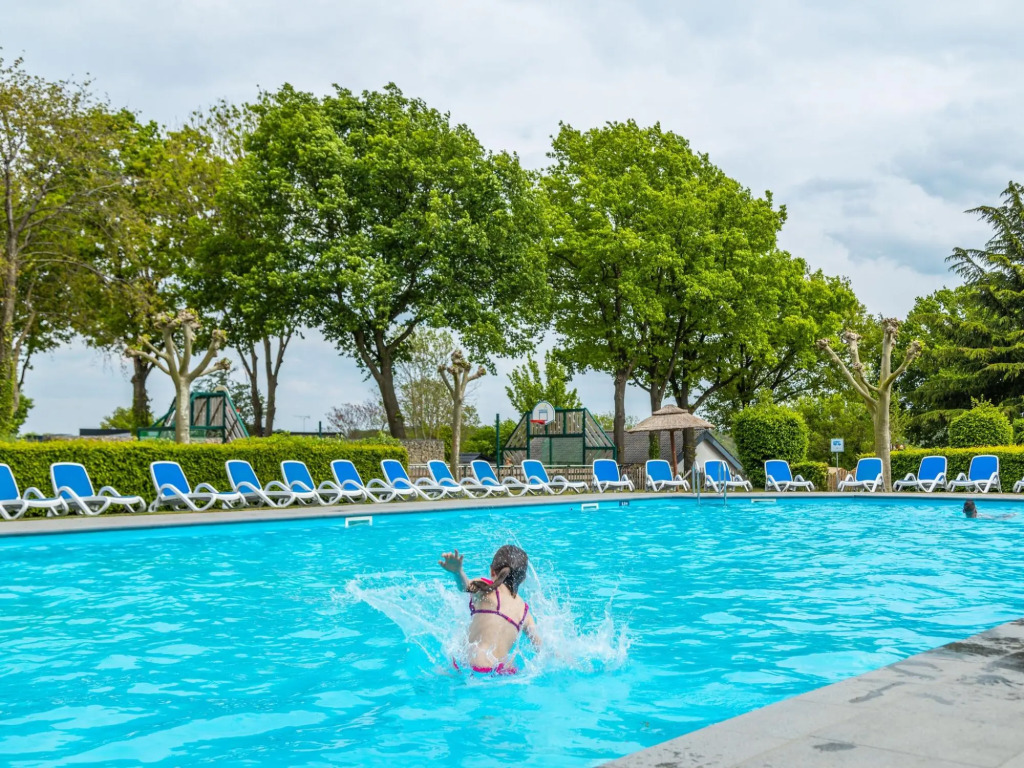 Comfortable chalet with cooking island, in a holiday park on the Gulperberg