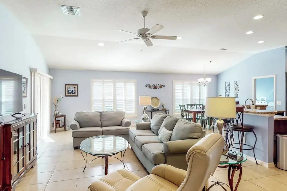 The Cove House: Walk to Brownwood Sq