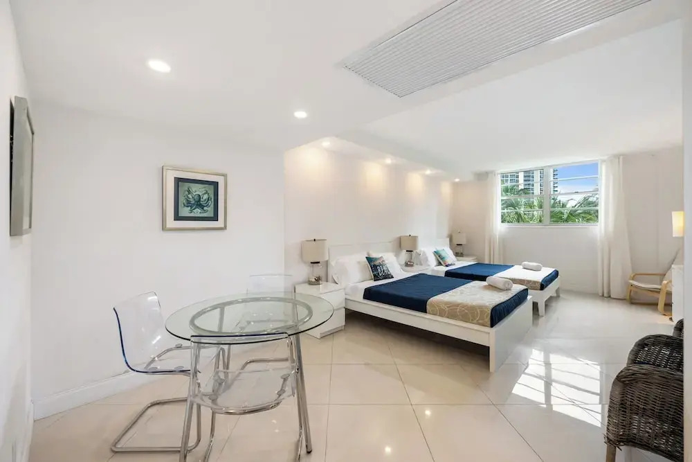 Condo Close to the Beach Pool, Gym, Tennis 2BR 6 Guests
