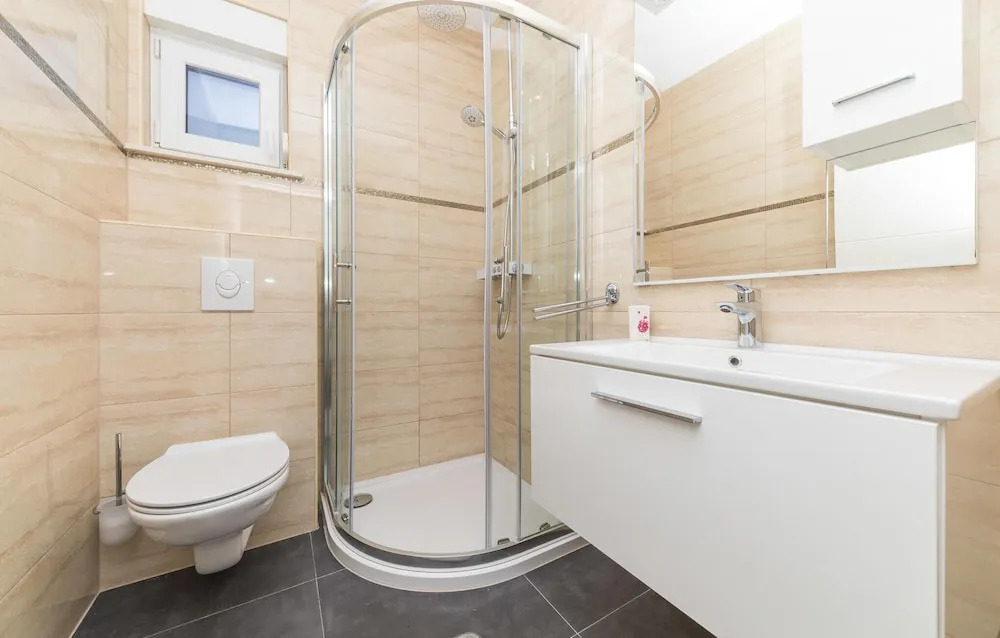 Awesome Home in Okrug Donji With 5 Bedrooms, Wifi and Outdoor Swimming Pool