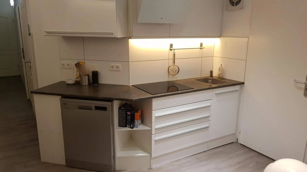 BudgetRooms - souterrain-private rooms & kitchen
