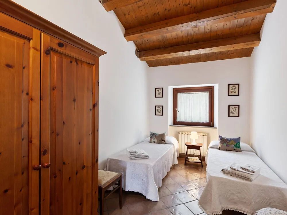 Delightful Villa in Varano with Fireplace