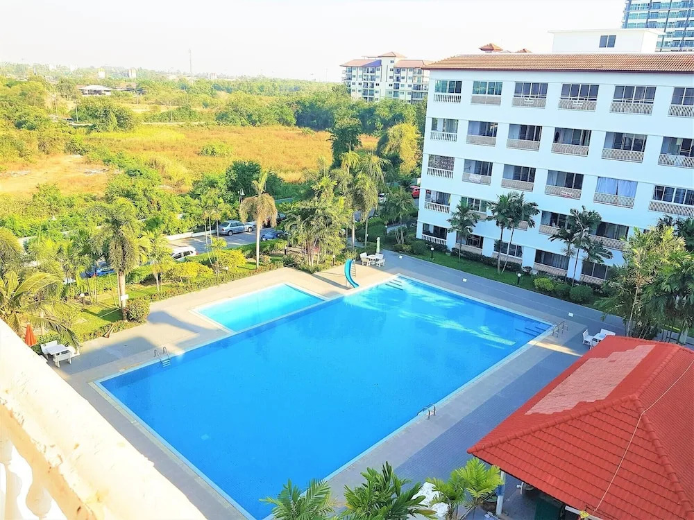 Pool View Apartment