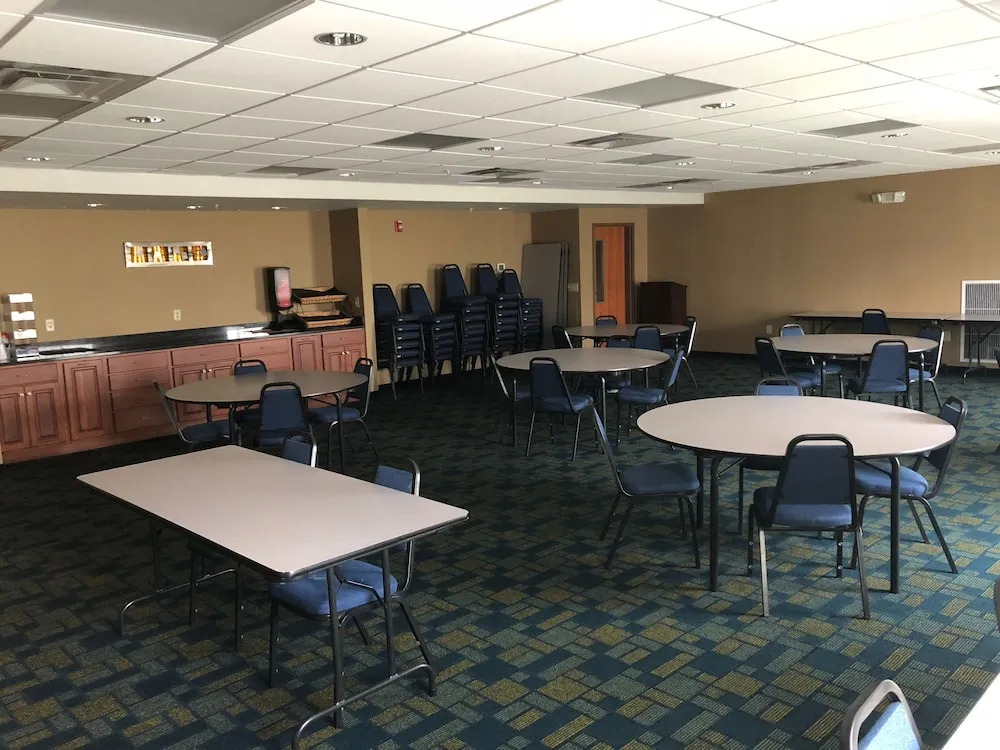 Countryview Inn & Suites