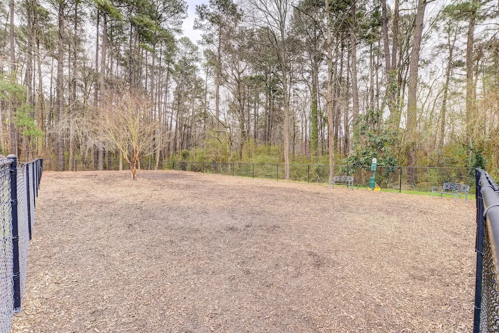Contemporary Townhome ~ 7 Mi to Dtwn Raleigh