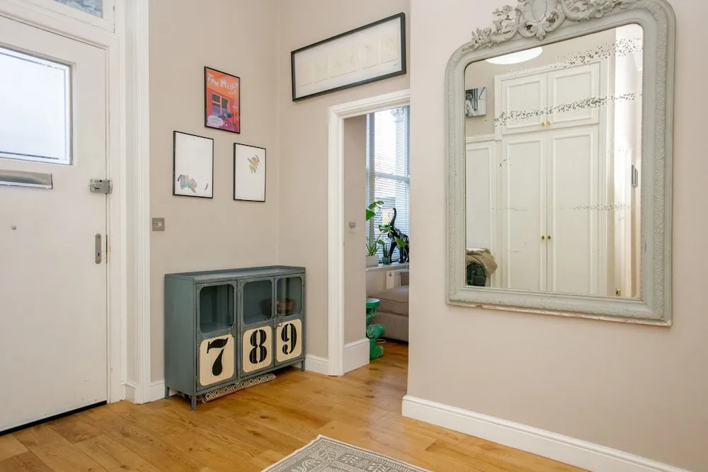 2 Bedroom Flat Near Shepherd's Bush Sleeps 4